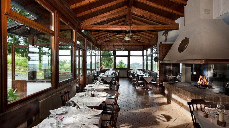 La grande sala del ristorante Cà dell'Alpino